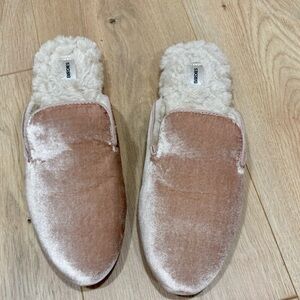 Birdies pink velvet phobe Faux Fur Mule slip on
Shoes Sz 9.5